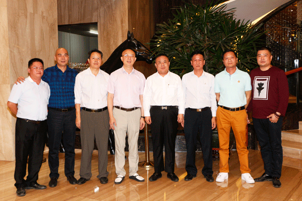 从左到右:杨宽如,林佳辉,陈壮贤,张汉川,李桂雄,王绍明,陈平生,郑伟光