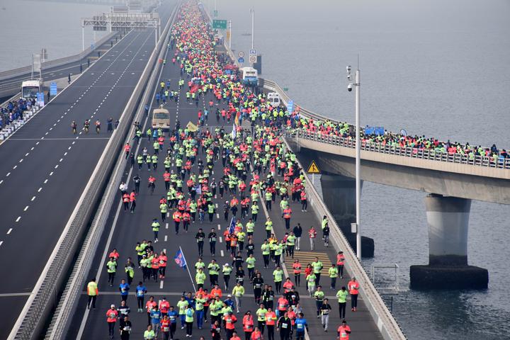 青岛举办海上马拉松比赛