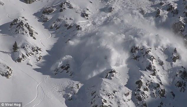 男子滑雪炫技引发坍塌 与雪崩上演生死时速