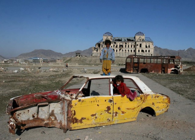 2007年阿富汗首都喀布尔市(kabul,孩子们在前国王darul aman的宫殿前