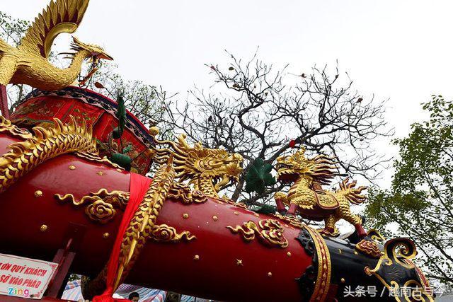 越南庙会过年气氛比中国还浓烈,舞龙巡街十分热闹