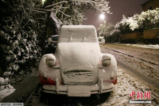 资料图：当地时间2月26日，意大利罗马迎来大雪。欧洲多个地区受来自俄罗斯西伯利亚的寒潮吹袭，气温骤降，这股寒潮在未来一星期将带来刺骨寒风和暴雪天气。罗马的学校因为下雪，被迫停课。