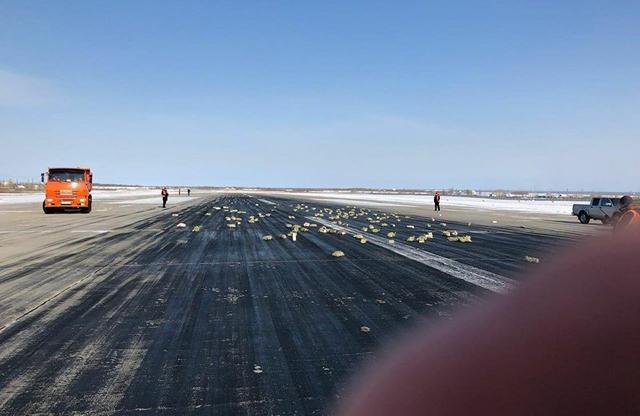 俄罗斯雅库茨克机场一架飞机上掉下了黄金.