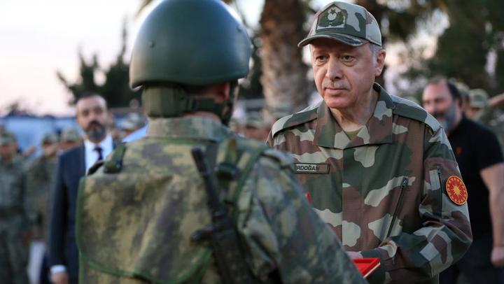 土耳其总统埃尔多安着军服在土叙边境:土耳其总统府