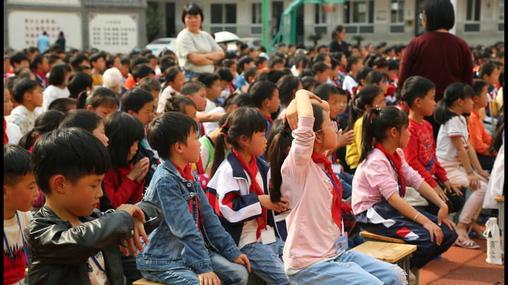 季宅乡党委书记林一玲,季宅乡学校校长季胜军及学生代表也