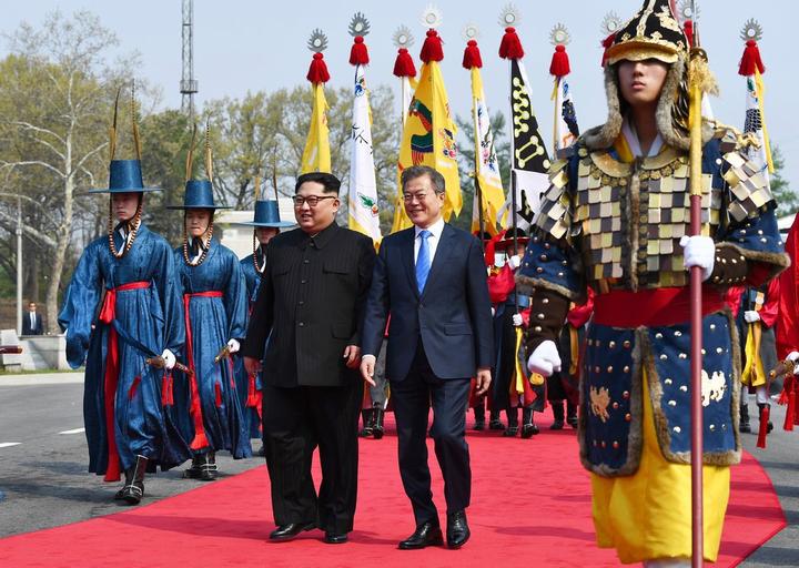 周五,朝鲜领导人金正恩在板门店与韩国总统文在寅见面.