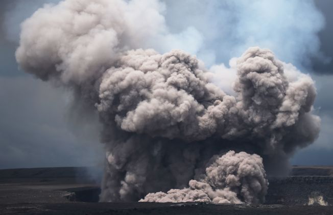 夏威夷火山爆发,喷出的火山尘灰直上天际(getty images)