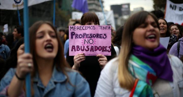 智利成千上万名妇女"裸身"参加游行反对性别歧视
