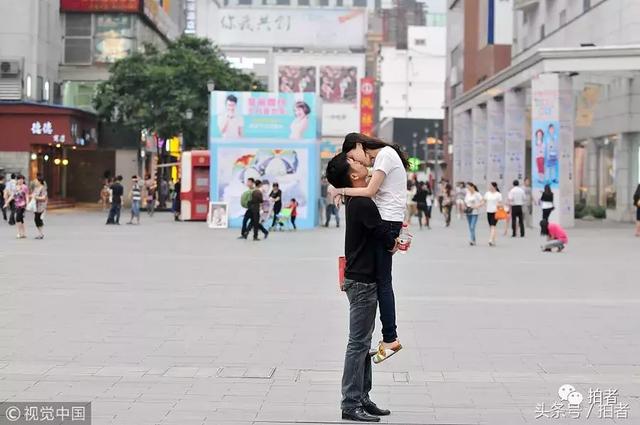 世界接吻日:街头热吻的ta们 比心