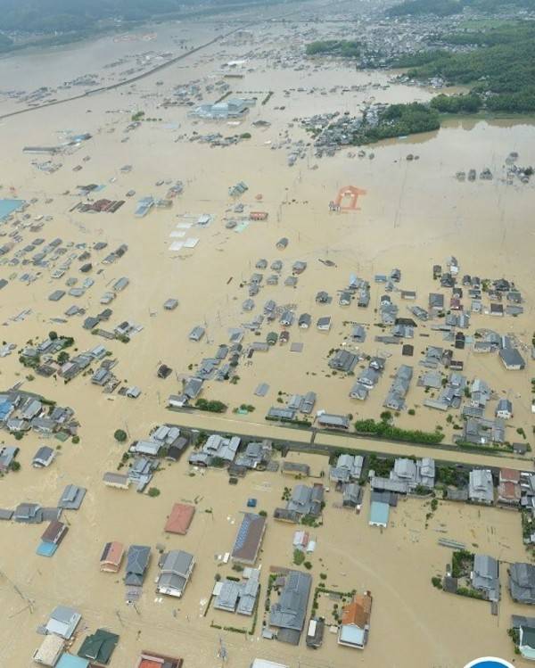 日本暴雨重灾区房屋全被淹没,灾民纷纷爬上屋顶求救