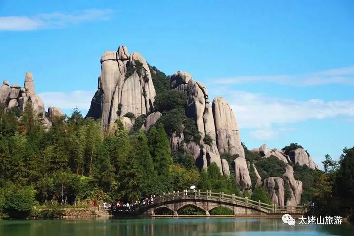 背依九鲤朝天峰丛,坐落于幽深的峡谷之中,九鲤湖位于太姥山香山寺的