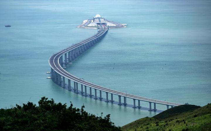 港珠澳大桥的东人工岛预留旅游观光功能,定位为"景观岛"