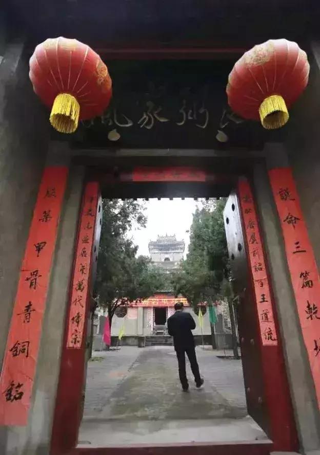 荥阳有座古村，百年老屋，红石为墙，仿佛进入石头城