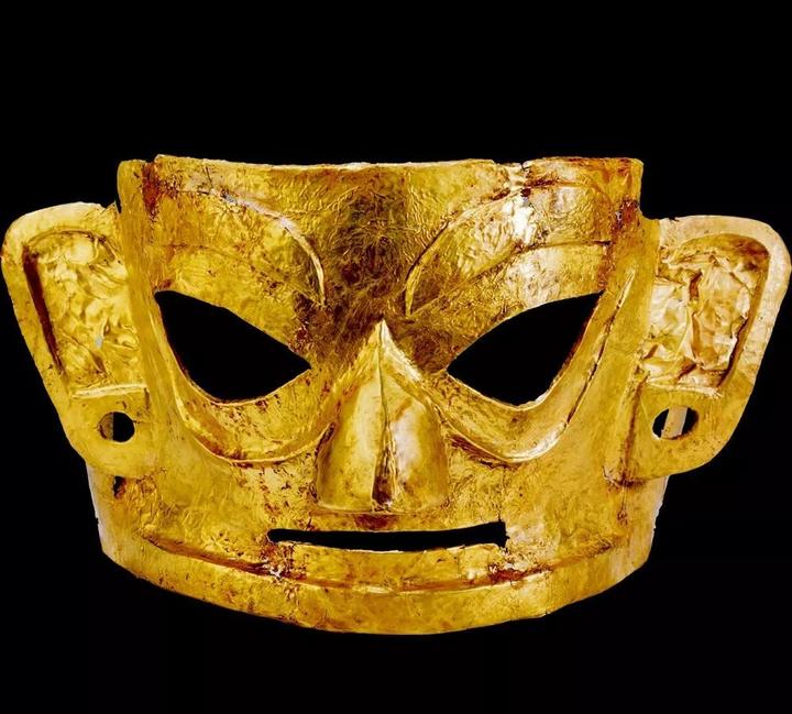 金沙遗址曾出土了两件3000年前的黄金面具,神秘而华贵,在它们的背后