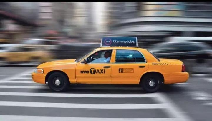 纽约出租车外观为黄色,车身有"nyc taxi"明显标识.