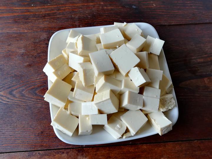 做家常豆腐时,豆腐块容易碎,你是少做了这一步,应该这样做